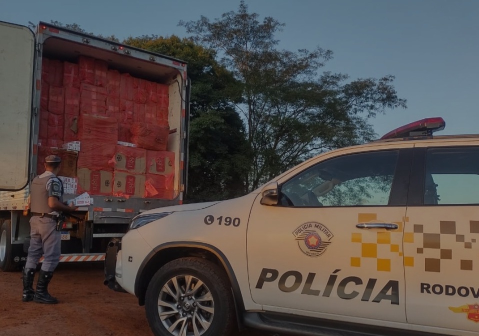 POLÍCIA MILITAR RODOVIÁRIA PRENDE HOMEM QUE CONTRABANDEAVA MAIS DE 200 MIL MAÇOS DE CIGARROS EM PIRAJÚ 